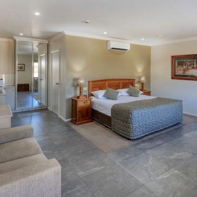 Saltbush Motor Inn Deluxe Spa Suite 1a