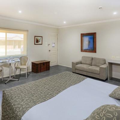 Saltbush Motor Inn Deluxe Spa Suite 2a