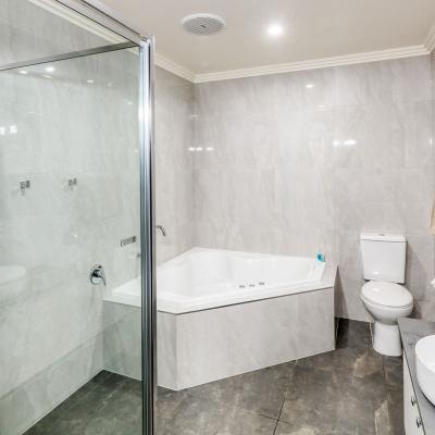 Saltbush Motor Inn Deluxe Spa Suite 3a