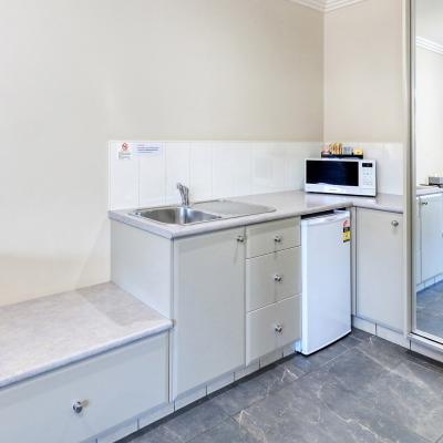 Saltbush Motor Inn Deluxe Spa Suite 4a