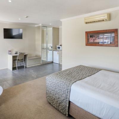 Saltbush Motor Inn Queen Suite 2a
