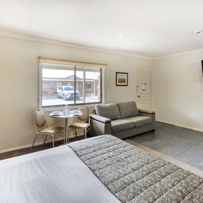 Saltbush Motor Inn Queen Suite 3a