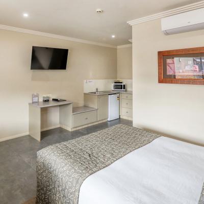Saltbush Motor Inn Queen Room 2a
