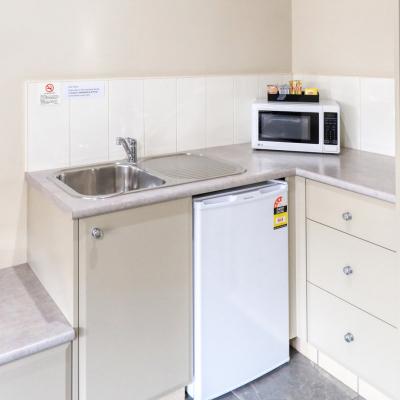 Saltbush Motor Inn Queen Room 3a