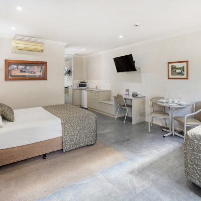 Saltbush Motor Inn Twin Room 1a