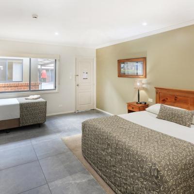 Saltbush Motor Inn Twin Room 2a