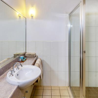 Saltbush Motor Inn Twin Room 4a