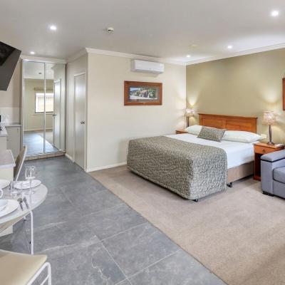 Saltbush Motor Inn King Spa Suite 1a
