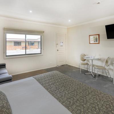 Saltbush Motor Inn King Spa Suite 2a