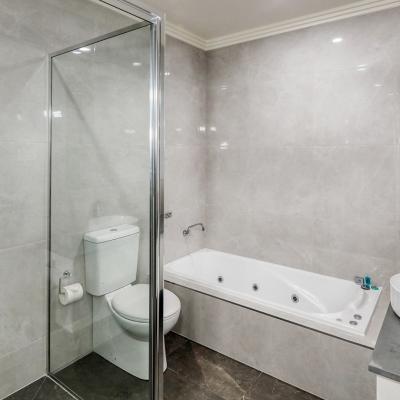 Saltbush Motor Inn King Spa Suite 4a
